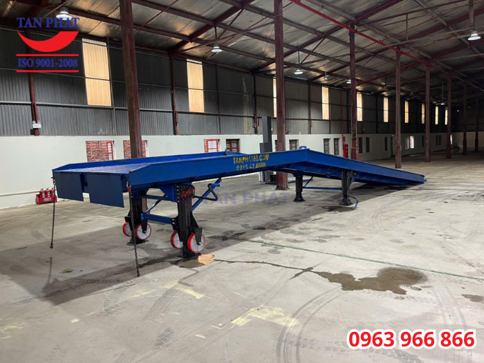 Cầu dẫn xe nâng lên container 10 tấn, kích thước 13x2.35m giao tại Cụm CN Đông Vĩnh, tỉnh Nghệ An