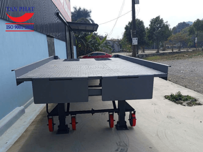 Cầu sử dụng hệ thống chân chống và bánh xe PU giúp nâng hạ thay đổi độ cao và di chuyển linh hoạt