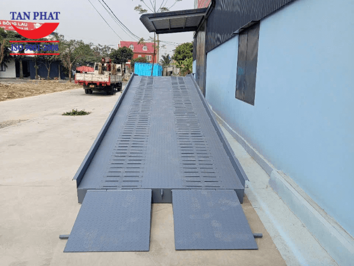 Mặt cầu gia tăng khả năng chống trượt bằng cách hàn thép phi gân lên mặt tôn nhám