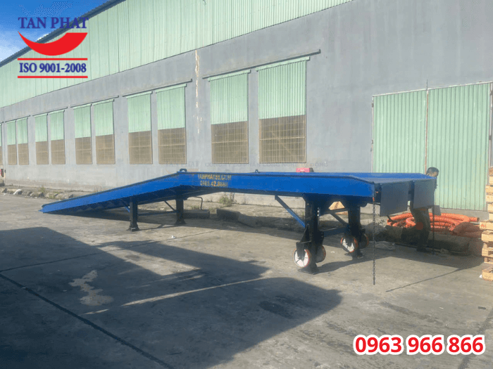 Cầu xe nâng di động có khả năng thay đổi độ cao và di chuyển nhờ hệ thống chân chống romooc và bánh xe