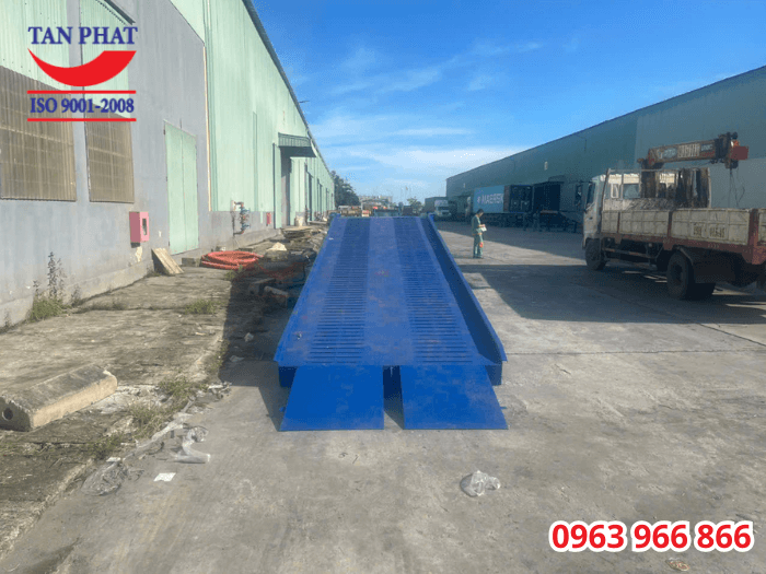 Mặt cầu chống trượt bằng tôn nhám kết hợp thép phi gân