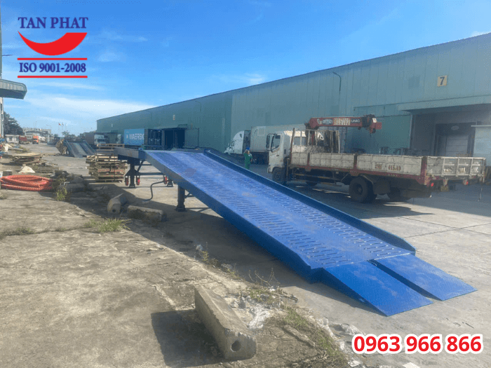 Cầu dẫn xe nâng lên container 10 tấn, kích thước 13x2.35m giao tại Hải Phòng