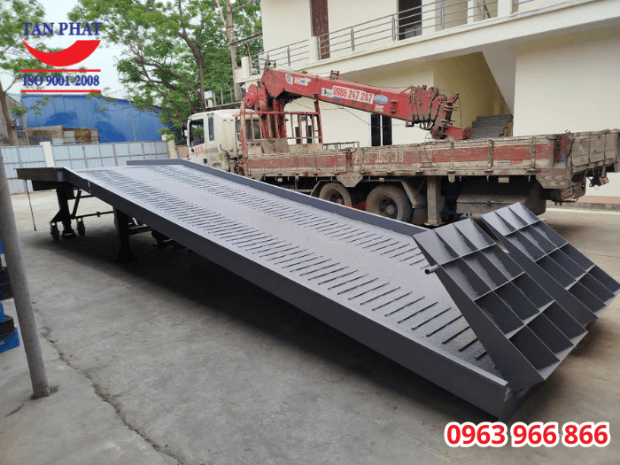 Cầu dẫn xe nâng lên container 8 tấn, kích thước 11x2.35m giao hoàn thiện tại KCN Phú Nghĩa, Hà Nội