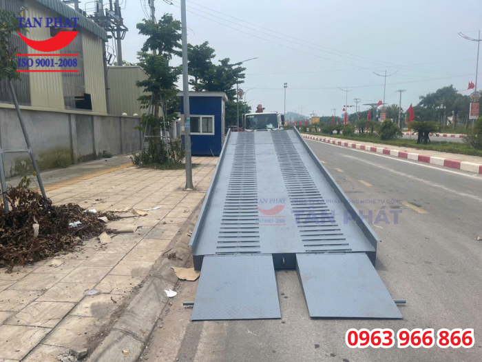 Mặt cầu sử dụng tôn nhám kết hợp thép phi gân chống trượt