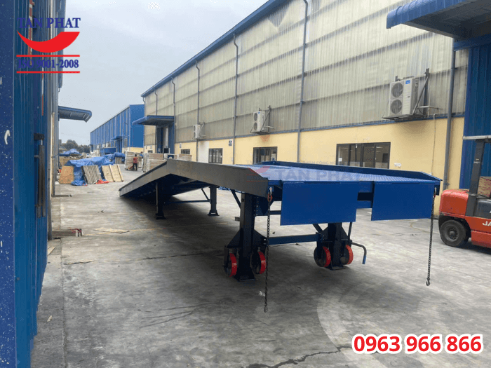 Cầu có khả năng nâng hạ và di chuyển linh hoạt nhờ hệ thống chân chống Fuwa và bánh xe PU