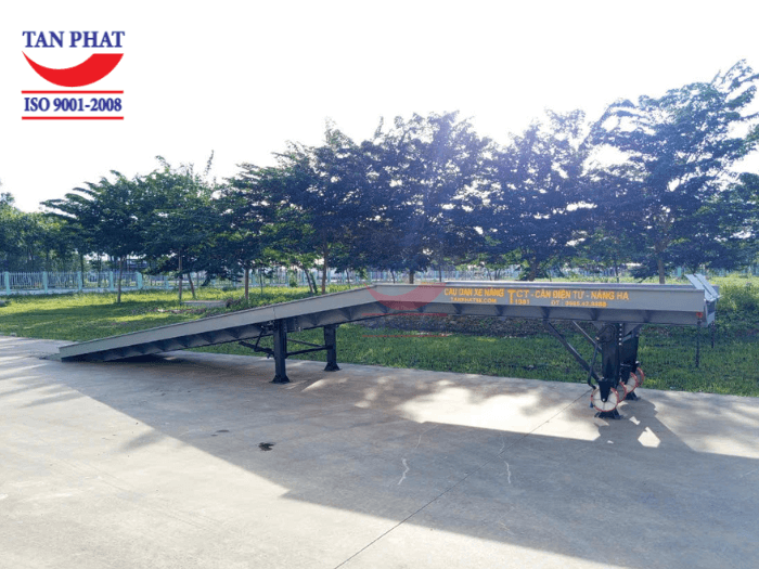 Cầu container có khả năng nâng hạ và di chuyển nhờ hệ thống chân chống Fuwa và bánh xe PU