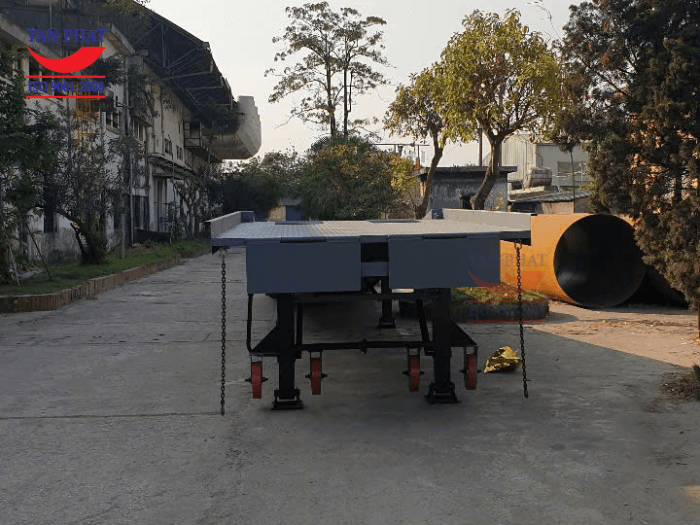 Hệ thống chân chống nâng hạ và bánh xe di chuyển, mang đến giải pháp cầu xe nâng di động cho khách hàng