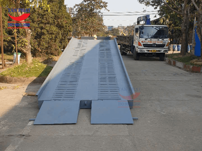 Mặt cầu chống trượt thép phi gân và thép vuông đặc, gia tăng độ bám và tính an toàn