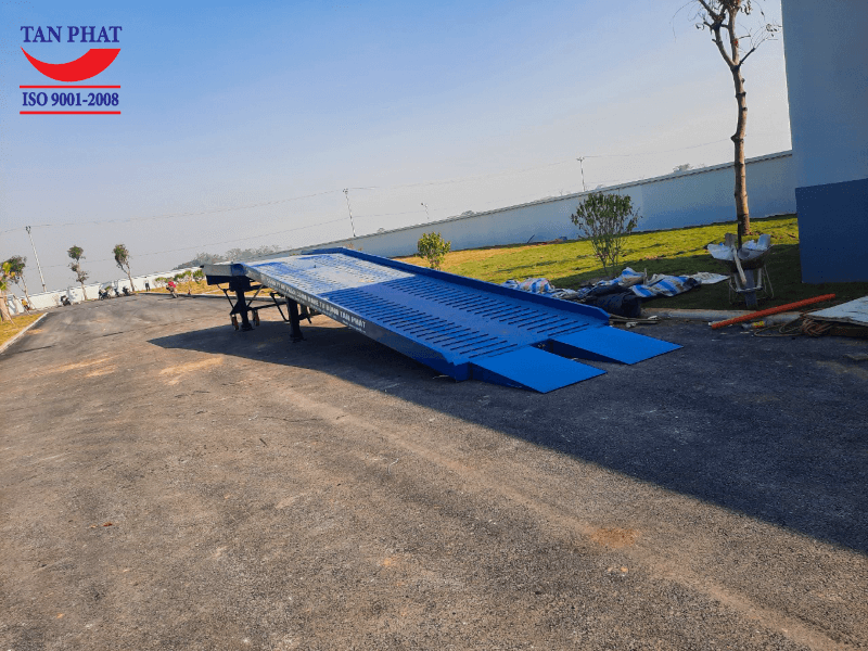 Cầu dẫn có kích thước lớn 11000x2400mm, trọng tải max 10 tấn giúp vận chuyển hàng hóa có khối lượng lớn, tần suất hoạt động liên tục vẫn đảm bảo độ ổn định của cầu.