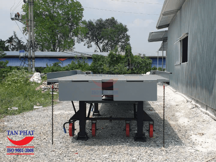 Cầu sử dụng hệ thống chân chống romooc Fuwa và bánh xe PU, tạo tính di động cho sản phẩm