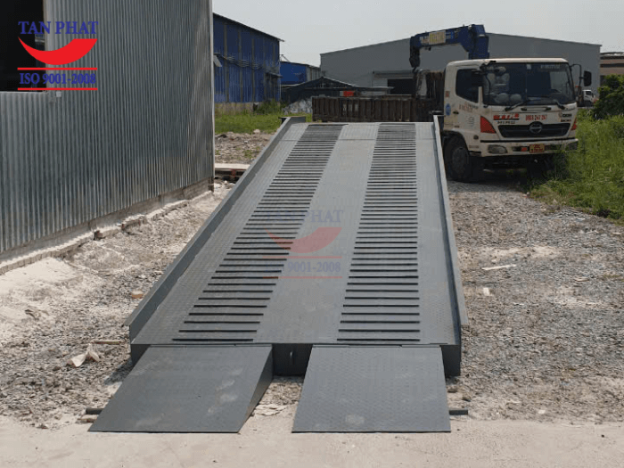 Mặt cầu sử dụng tôn nhám kết hợp thép phi gân chống trượt