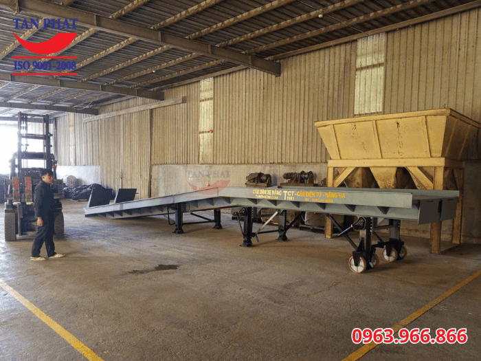 Cầu công sở hữu kết cấu cơ khí chắc chắn, sử dụng thép U, I đúc chất lượng tốt nhất trên thị trường