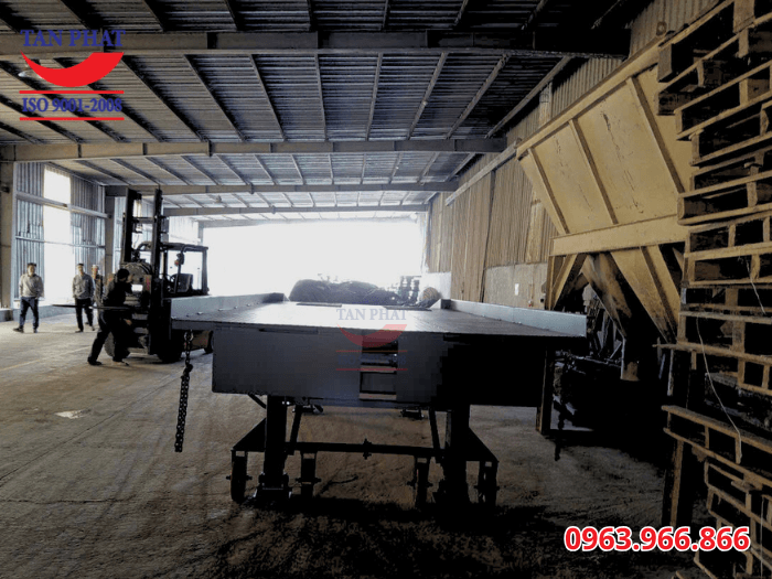 2 tấm gá giúp kết nối cầu với thùng xe, dùng xích cố định để đảm bảo an toàn khi sử dụng