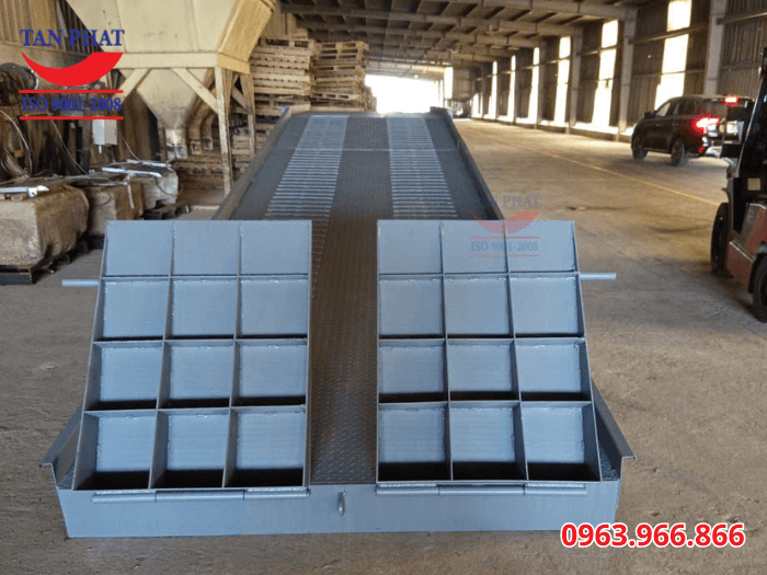 Tấm tiếp đất giúp xe nâng có thể di chuyển lên/xuống cầu container