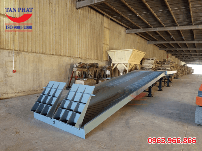 Cầu dẫn xe nâng 8 tấn, kích thước 11x2.35m giao tại quận Long Biên, TP. Hà Nội