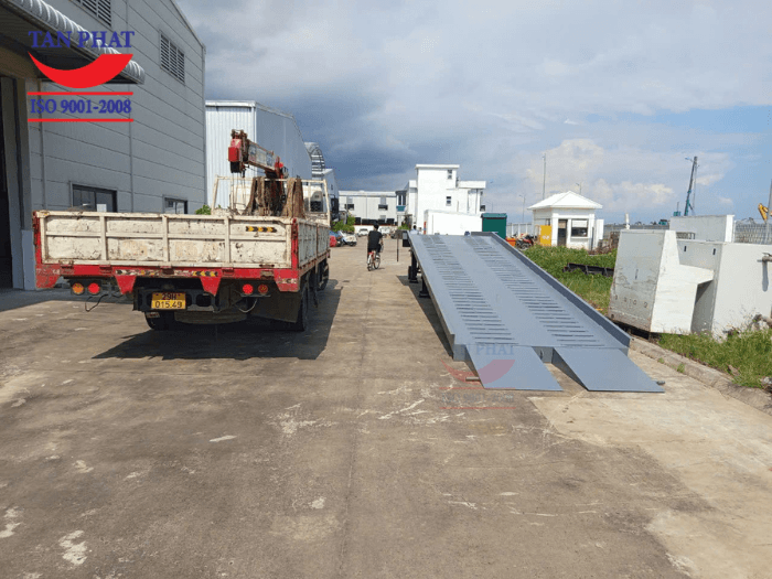 Cầu dẫn xe nâng lên container 8 tấn, kích thước 13x2.35m bàn giao tại Bắc Ninh