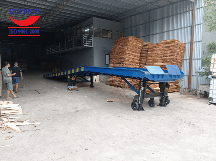 Cầu dài 13m, sử dụng 2 cặp chân romooc và 3 bánh xe di chuyển