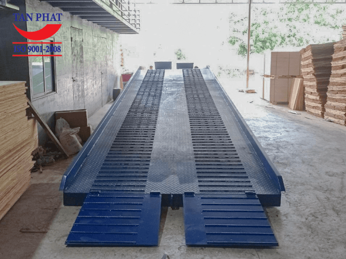 Mặt cầu chống trượt thép phi gân đảm bảo an toàn cho xe nâng trong quá trình làm việc