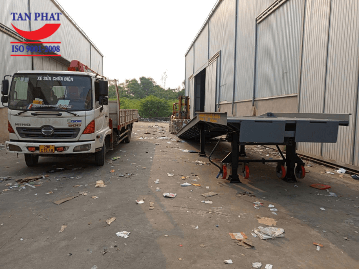 Cầu dẫn xe nâng 10 tấn tại Thanh Hóa sử dụng hệ thống chân chống romooc Fuwa và bánh xe PU