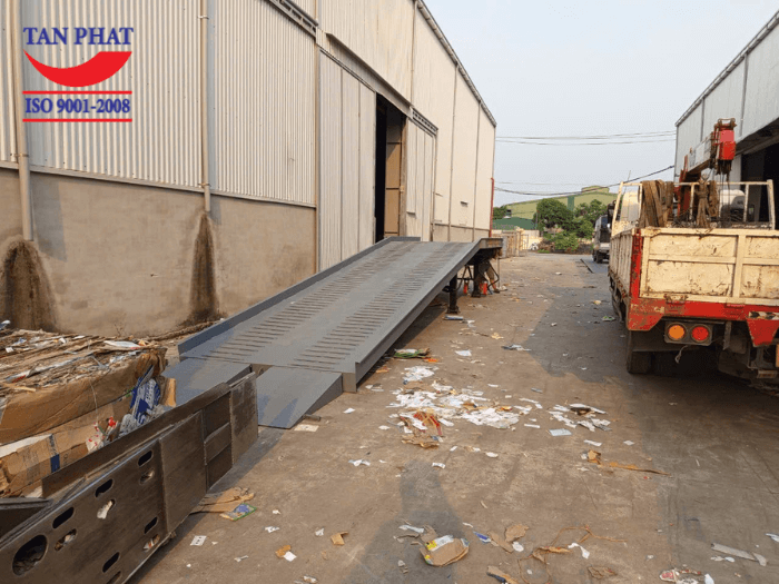 Mặt cầu sử dụng tôn nhám, gia tăng khả năng chống trượt với thép phi gân và thép vuông đặc