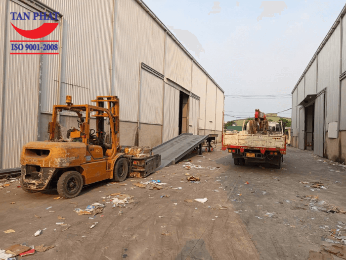 Vận hành, chạy thử xe nâng lên cầu tại doanh nghiệp của khách hàng