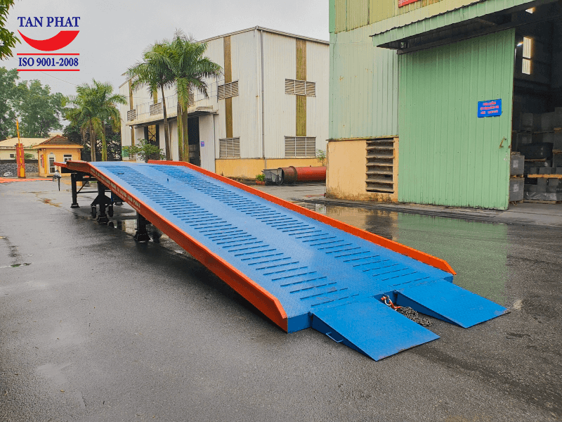 Cầu dẫn xe nâng lên container loại 13m do Tân Phát sản xuất và cung cấp
