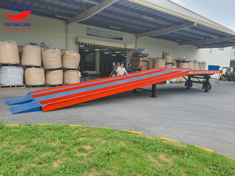 Cầu dẫn xe nâng lên container mặt grating chống trượt
