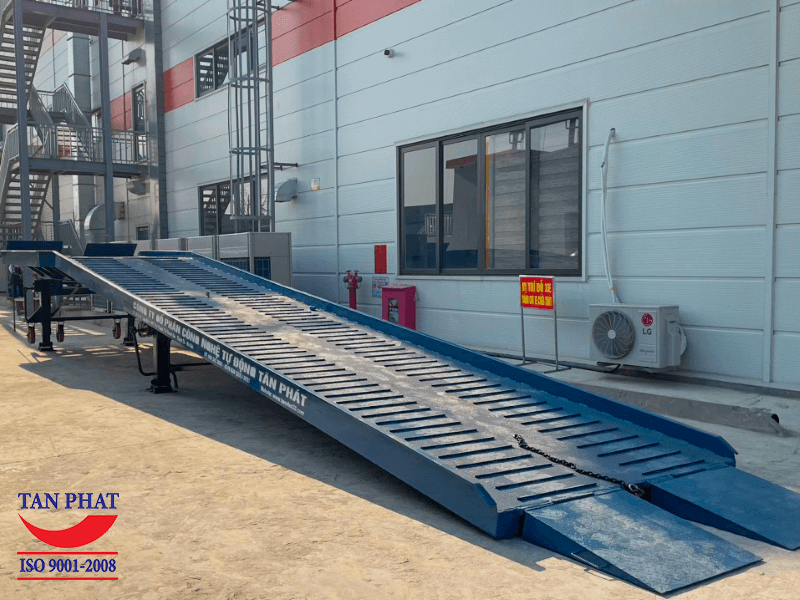 Cầu dẫn xe nâng lên container sử dụng phi gân chống trượt bàn giao tại Lâm Thao, Phú Thọ