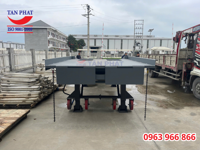 Hệ thống chân chống nâng hạ và bánh xe di chuyển tạo độ linh hoạt cho cầu dẫn