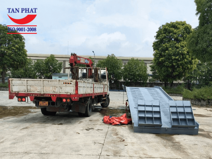 Thiết kế tấm tiếp đất giúp xe nâng có thể di chuyển lên xuống cầu dẫn dễ dàng