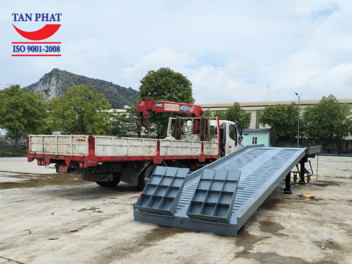 Cầu dẫn xe nâng lên container 8 tấn, dài 11m được giao tại TP. Phủ Lý, tỉnh Hà Nam