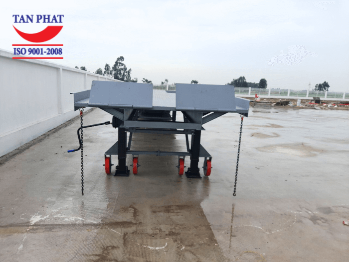 Cầu có khả năng nâng hạ và di chuyển nhờ hệ thống chân chống Fuwa và bánh xe PU