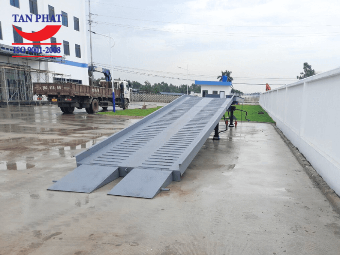 Mặt cầu chống trượt thép phi gân và thép vuông đặc, kết hợp tôn nhám đảm bảo an toàn khi sử dụng