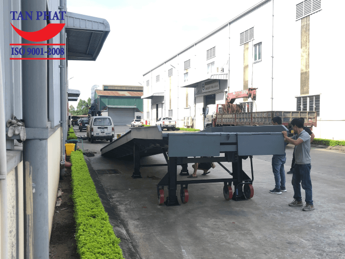 Cầu sử dụng 4 chân chống romooc Fuwa và 4 bánh xe PU