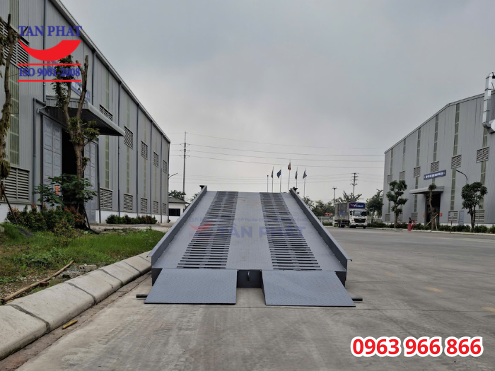 Mặt cầu chống trượt bằng tôn nhám, kết hợp thép phi gần và thép vuông đặc gia tăng độ ma sát ngay cả khi hoạt động ngoài trời mưa ẩm