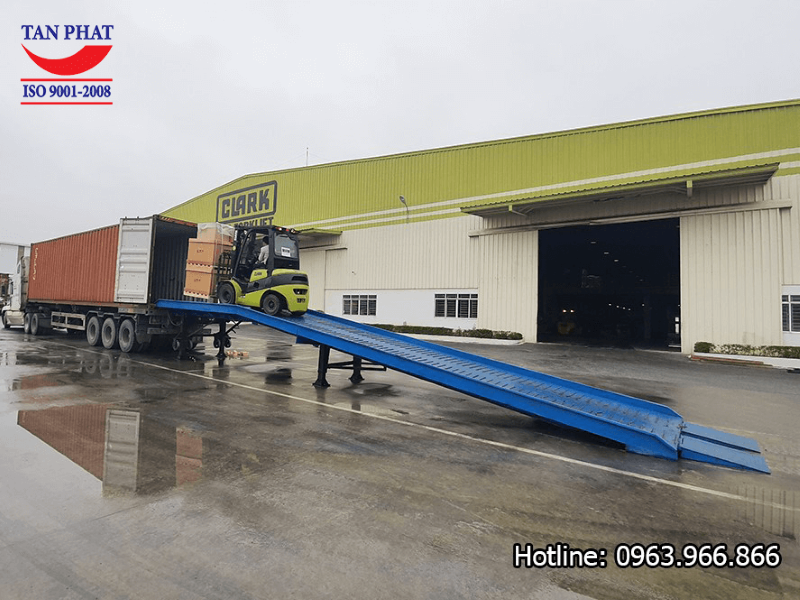 Cầu lên container 8 tấn loại tiêu chuẩn được Tân Phát bàn giao tại Cẩm Giàng, Hải Dương