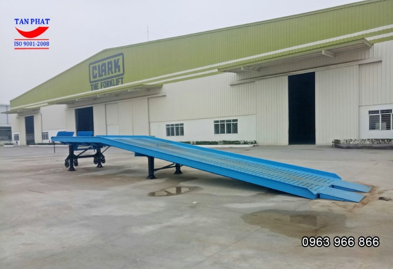 Là loại cầu dẫn tiêu chuẩn, sản phẩm sử dụng mặt sàn chống trơn bằng thép, toàn bộ khung dầm chịu lực sử dụng thép đúc, chịu lực tốt.