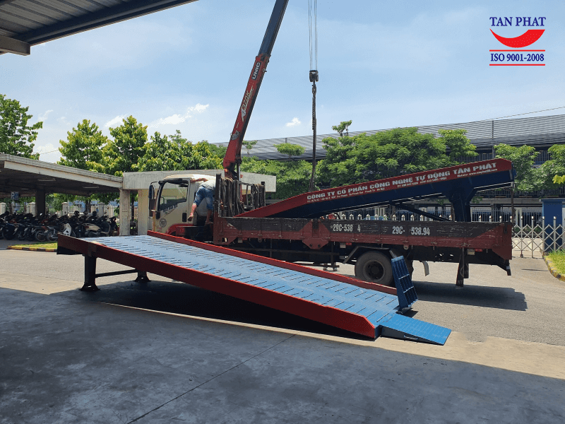 Cầu dẫn xe nâng lên container được Tân Phát bàn giao tại Topla