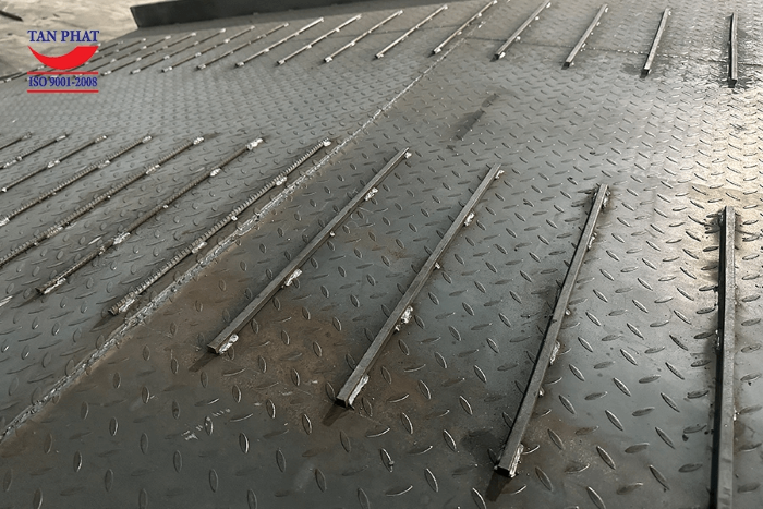 Thiết kế chống trượt từ tôn nhám, kết hợp thép phi gân và thép vuông đặc hàn chắc trên mặt cầu