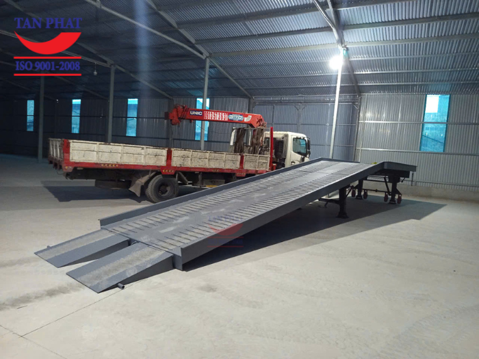 Cầu lên container 12 tấn do Tân Phát sản xuất và bàn giao hoàn thiện cho khách hàng