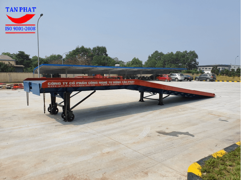 Cầu dẫn xe nâng sử dụng 4 romooc có khả năng nâng lên hạ xuống