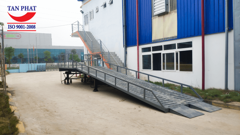 Cầu dẫn xe nâng lên container - Cầu dẫn xe nâng được sử dụng tại KCN Châu Sơn, Hà Nam