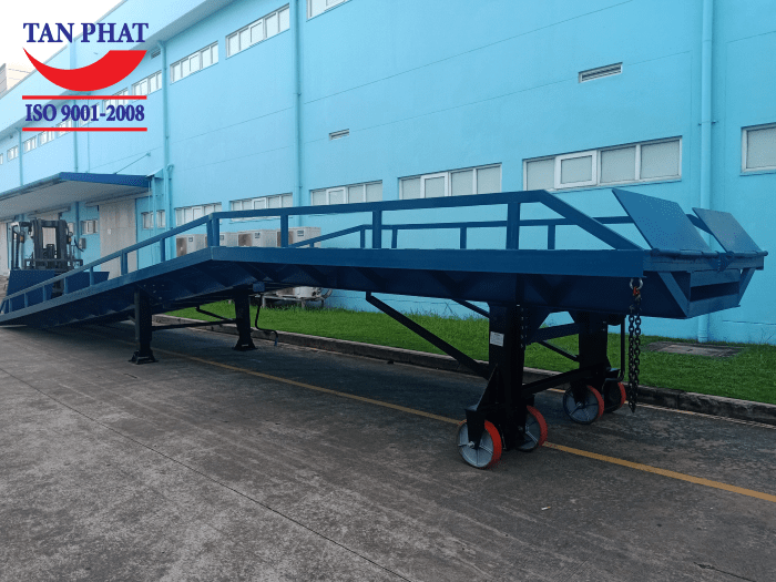 Cầu sử dụng chân chống Fuwa và bánh xe PU để thay đổi chiều cao và di chuyển linh hoạt