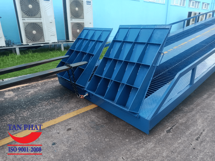 Phần gá tiếp đất và xích di chuyển của cầu công