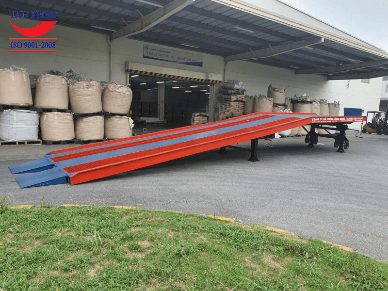 Cầu dẫn xe nâng được Tân Phát thiết kế 2 thành cầu 2 bên giúp giới hạn không gian hoạt động an toàn cho xe nâng khi lên xuống cầu. Kết hợp với đó là mặt cầu thiết kế từ tôn nhám chống trượt 5mm cùng với mặt lưới grating hoặc thép phi gân chống trượt.