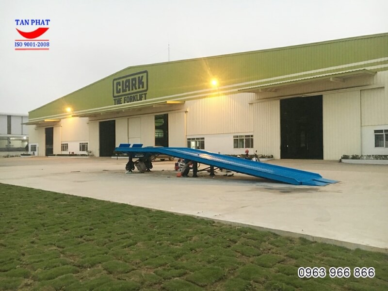 Tân Phát là đơn vị sản xuất và cung cấp trực tiếp cầu dẫn xe nâng với giá thành hợp lý, chất lượng tốt. Quý khách quan tâm liên hệ hotline: 0963 966 866