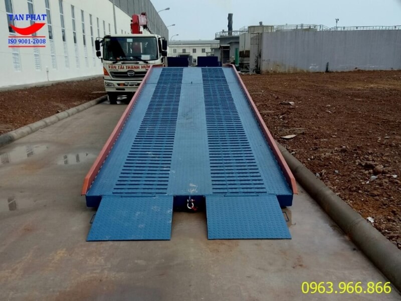 Cầu dẫn xe nâng lên container do Tân Phát trực tiếp thiết kế và sản xuất