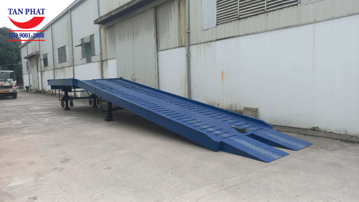 Cầu dẫn xe nâng hỗ trợ xe nâng đưa hàng lên/xuống xe container 