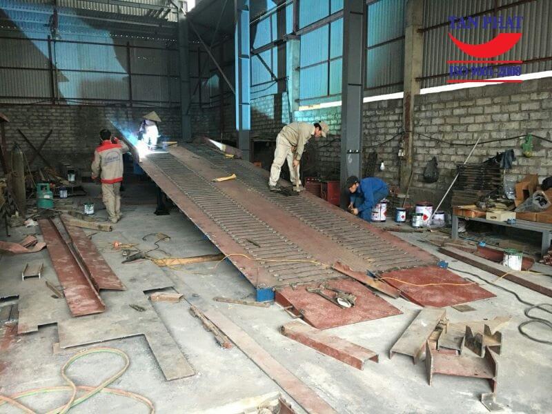 Vào mặt nhám 5ly và hàn sắt phi gân 10 chống trơn trượt trên mặt cầu dẫn xe nâng lên container