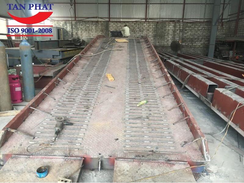 Ghép lan can hai bên thành cầu, hai dốc lên, lưỡi tiếp công của cầu dẫn xe nâng lên container